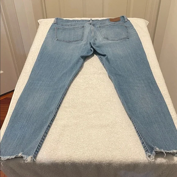 Madewell Distressed 9” High Rise Stretch Jean Raw Edge Waist 32” Inseam 28” - Picture 14 of 16